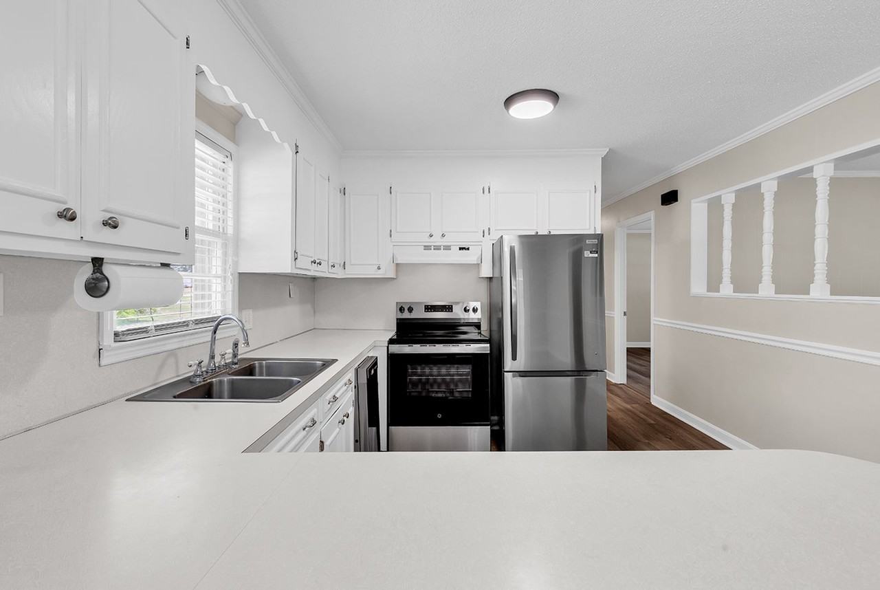 1354 Rogers Rd - Photo 7 of 46