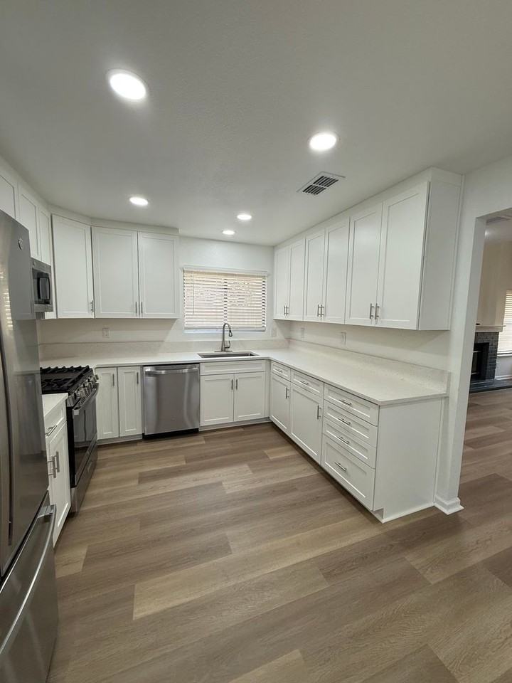 300 Grove Ct - Photo 2 of 26
