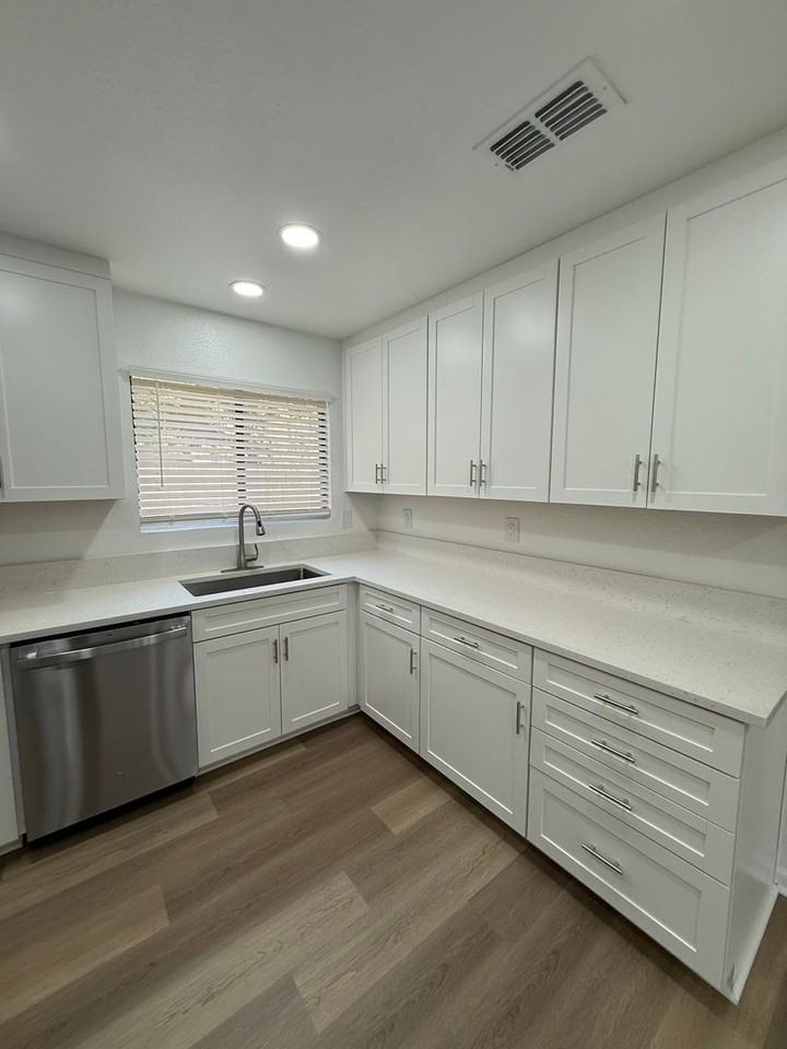 300 Grove Ct - Photo 4 of 26