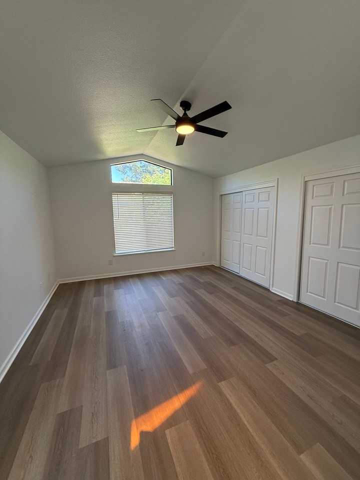 300 Grove Ct - Photo 7 of 26