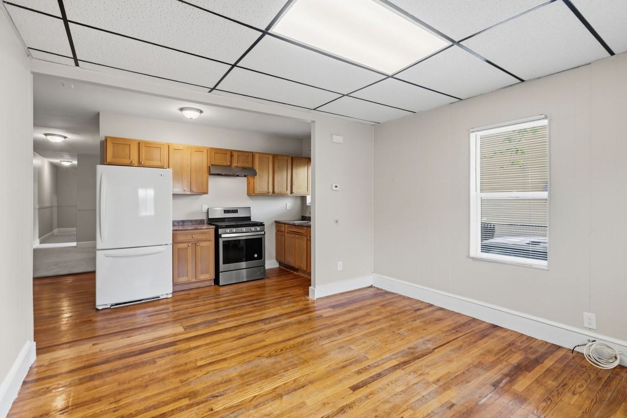 735 Union St - Photo 2 of 12