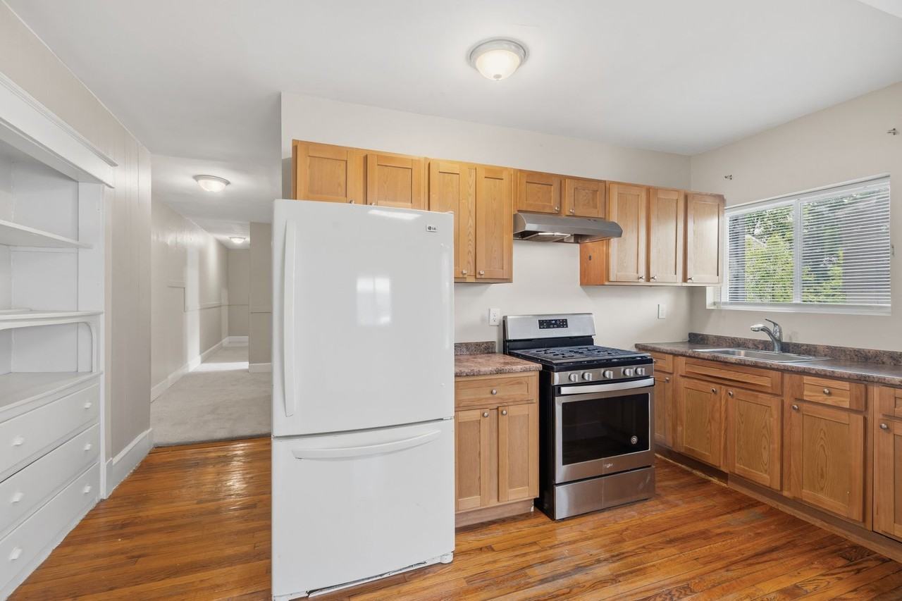 735 Union St - Photo 6 of 12
