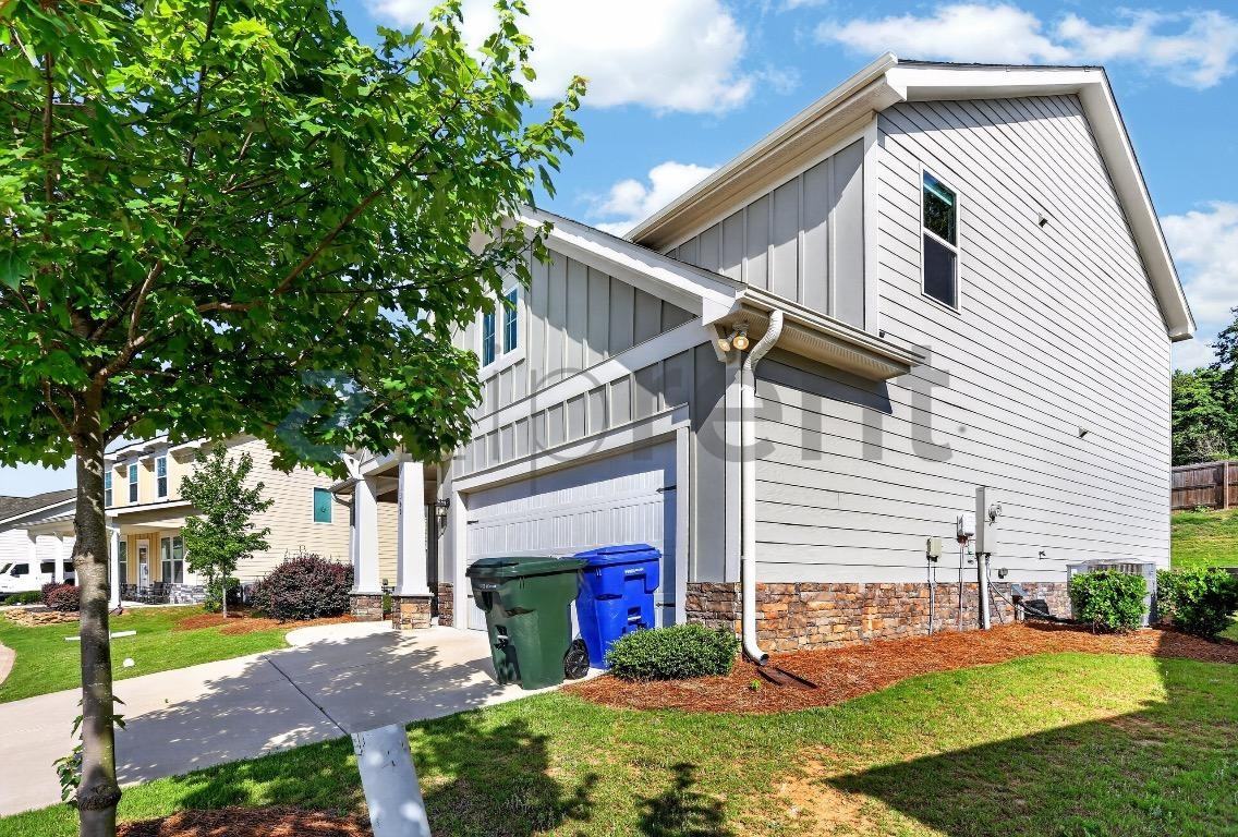 1360 Slaton Manor Dr - Photo 4 of 32