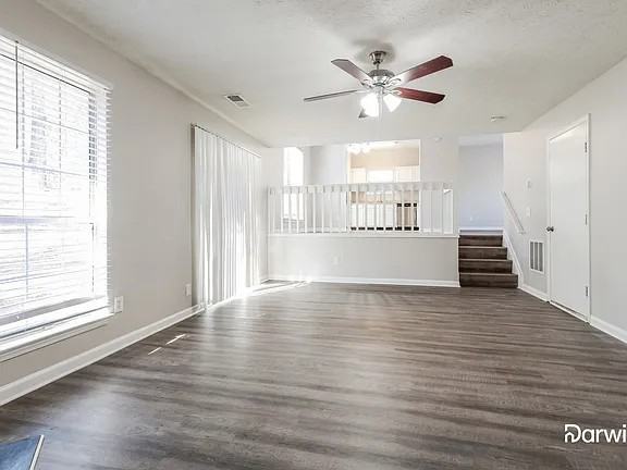 691 Stonebridge Crescent - Photo 3 of 8