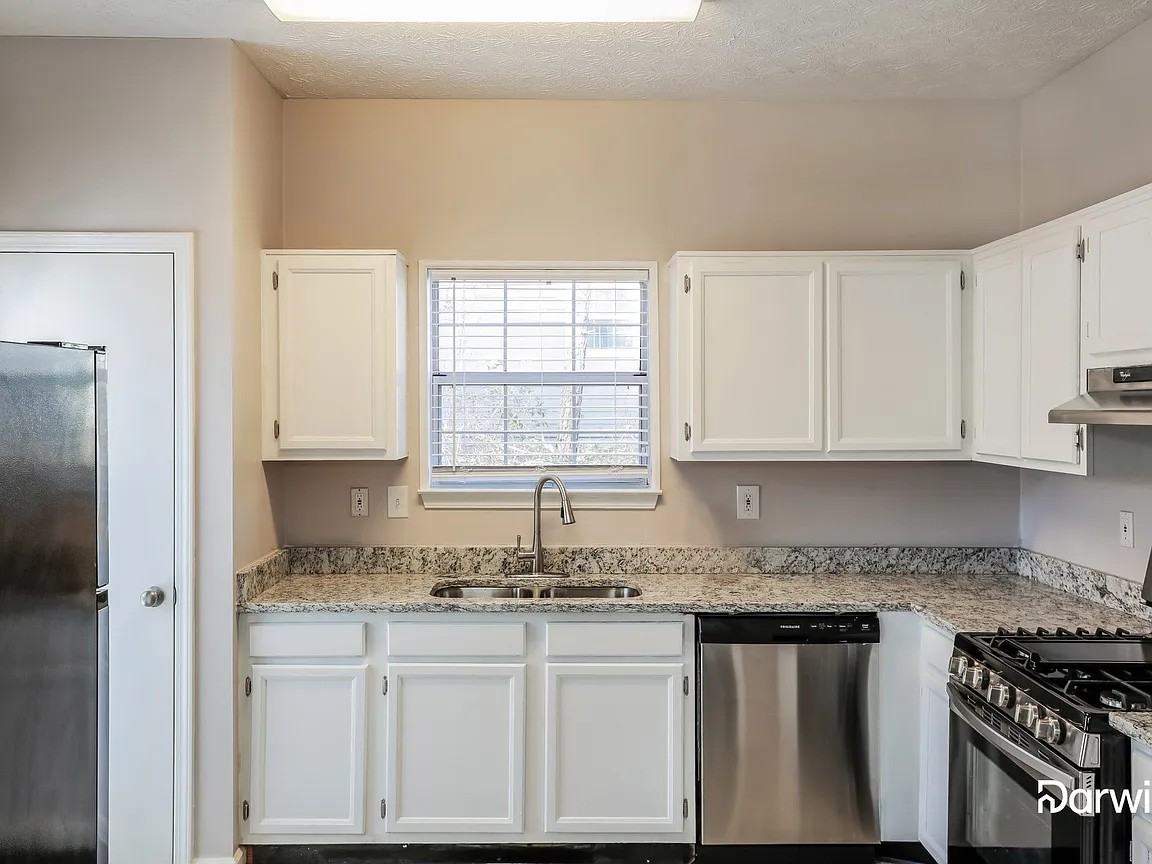 691 Stonebridge Crescent - Photo 6 of 8