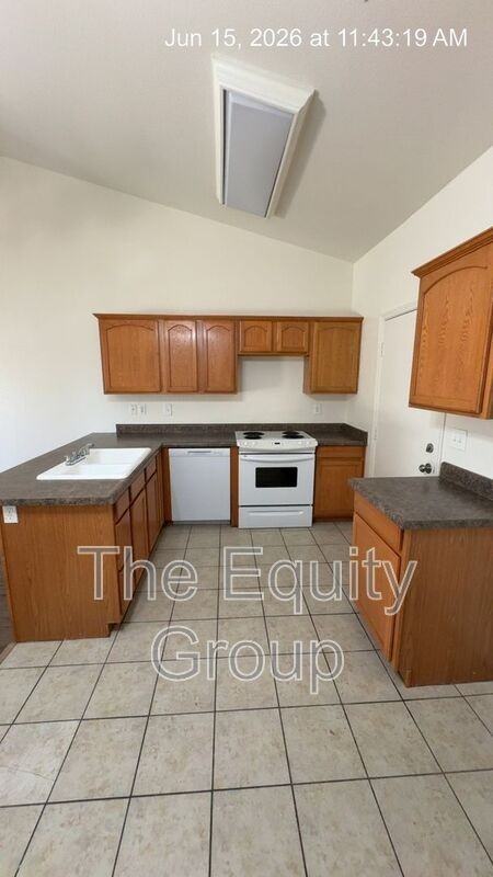 1319 S Crowe St #B - Photo 5 of 16