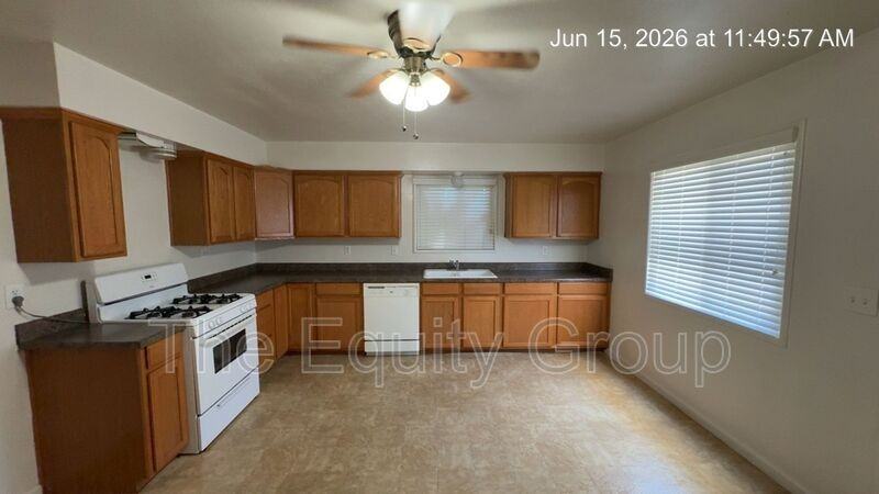 1325 S Crowe St - Photo 5 of 16