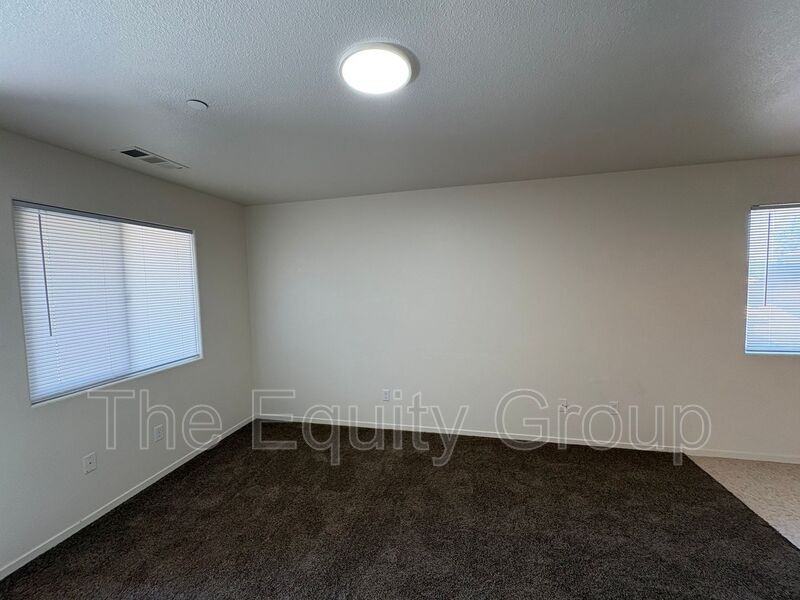 2106 W Lark Ave - Photo 4 of 16