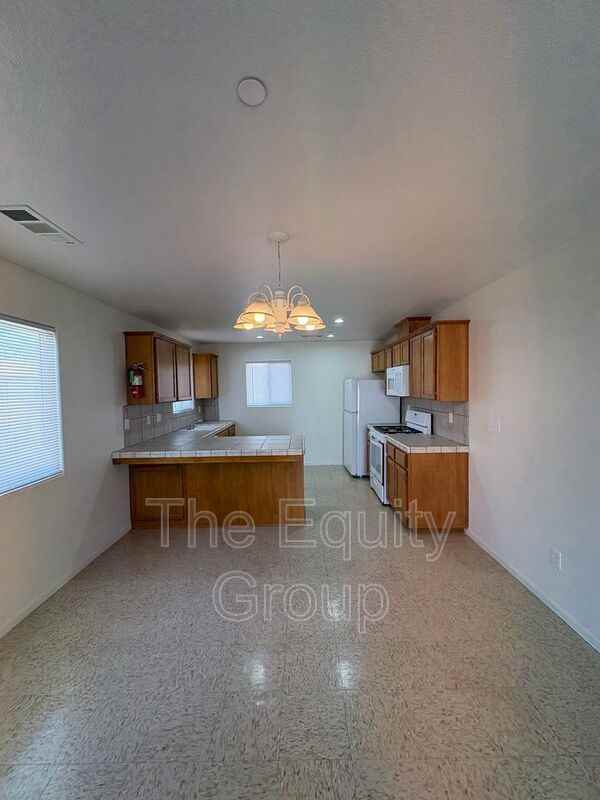 2106 W Lark Ave - Photo 5 of 16