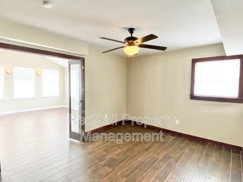 428 Fort Worth St - Photo 5 of 28