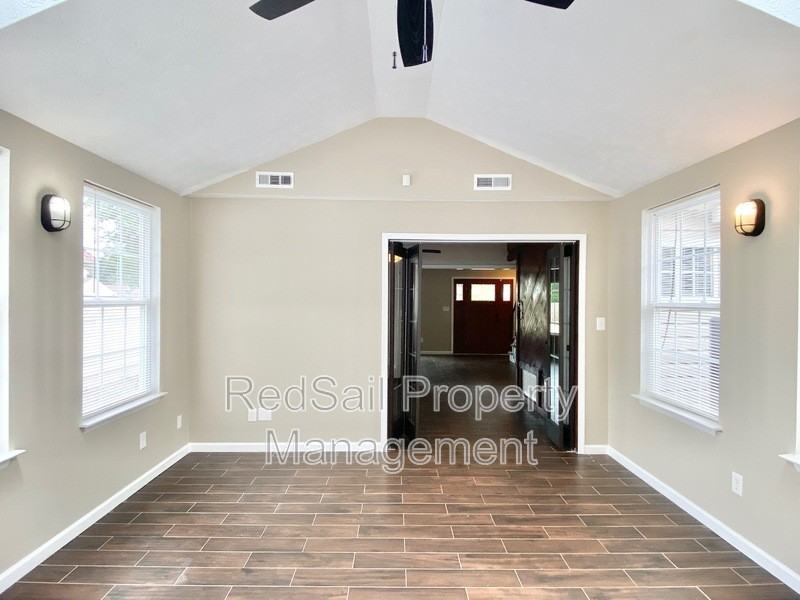 428 Fort Worth St - Photo 7 of 28