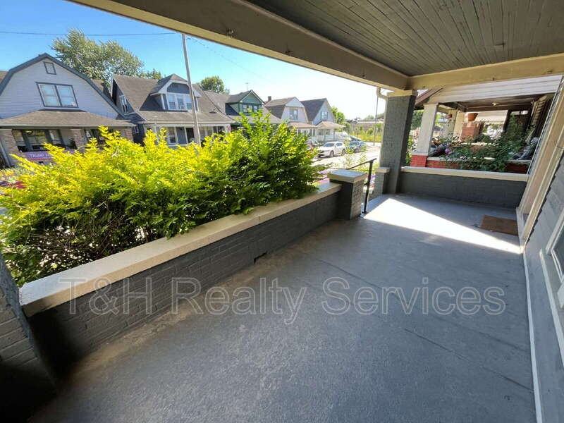 932 E Morris St - Photo 3 of 24