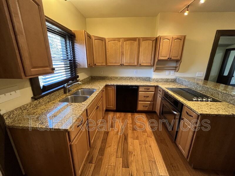 932 E Morris St - Photo 6 of 24