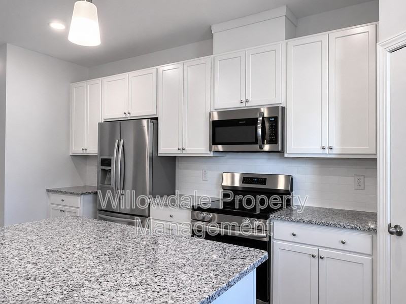 521 Barrington Row Ave #521 - Photo 6 of 27