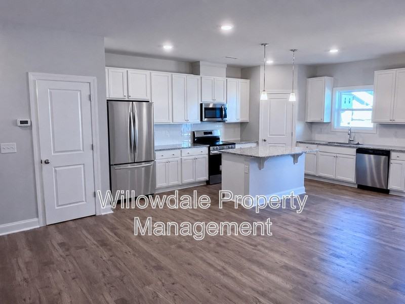 521 Barrington Row Ave #521 - Photo 7 of 27