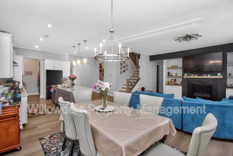 111 N Parkside Dr - Photo 6 of 50
