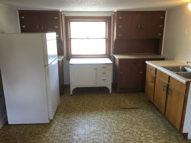 401 2nd Ave SW - Photo 2 of 8