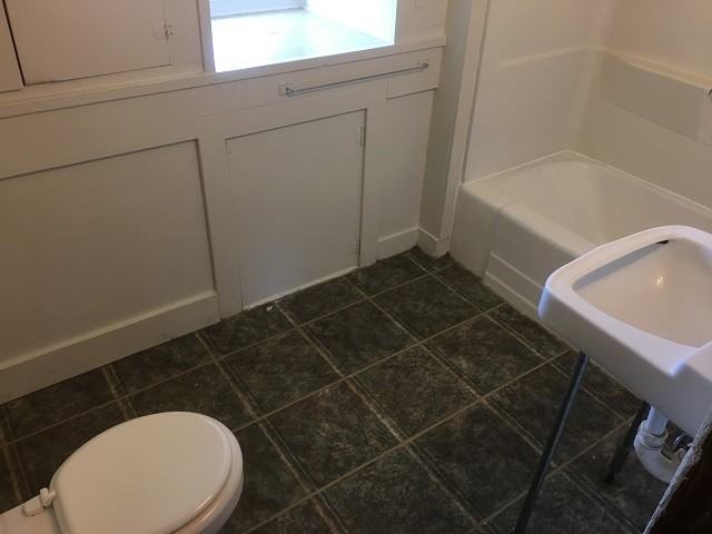 401 2nd Ave SW - Photo 4 of 8