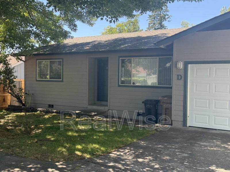 249 Sw Rogue River Ave #D - Photo 3 of 37