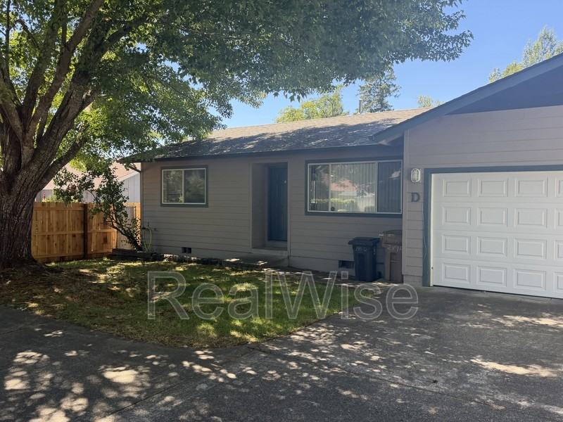 249 Sw Rogue River Ave #D - Photo 4 of 37