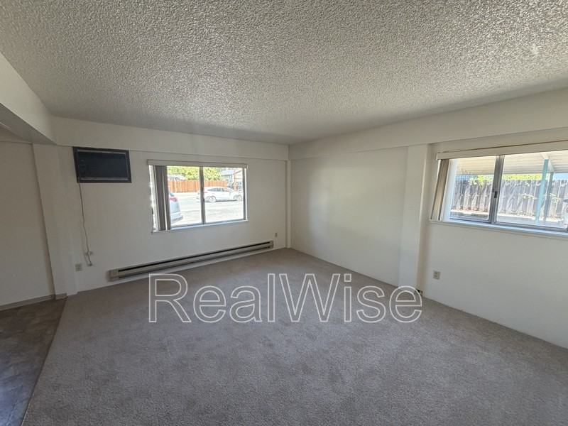 507 Ne D St #8 - Photo 3 of 16