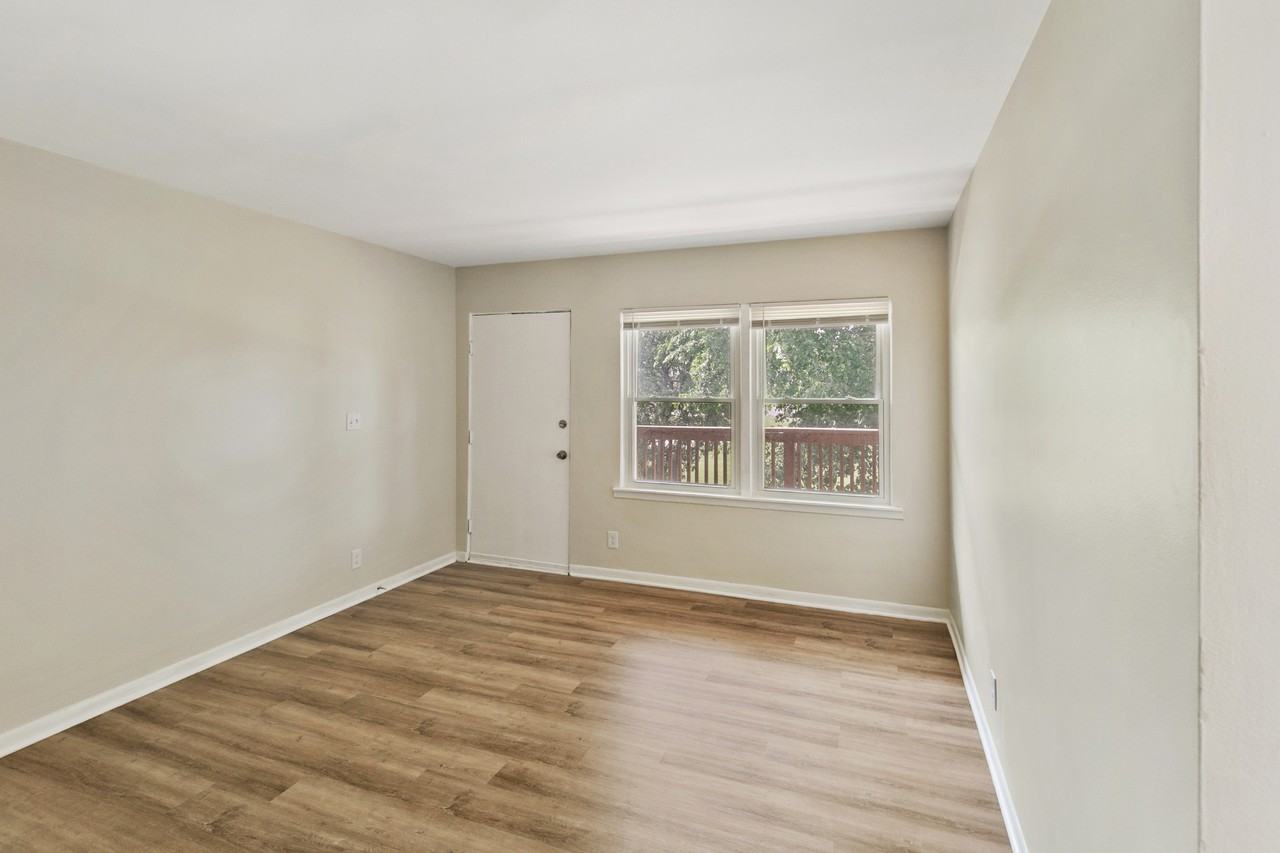 991 Tollview Avenue - Photo 4 of 14