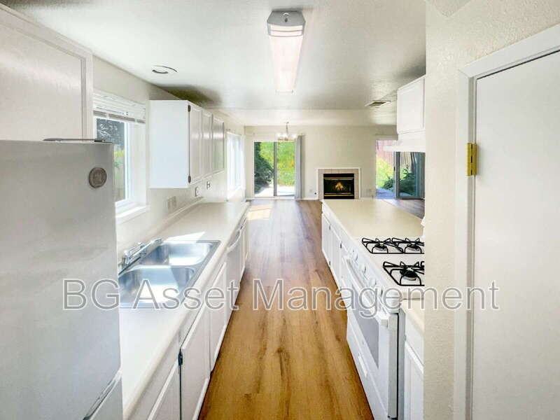 810 3rd St - Photo 3 of 18