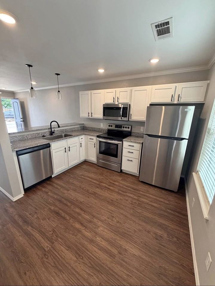 2212 Savannah Street - Photo 4 of 7