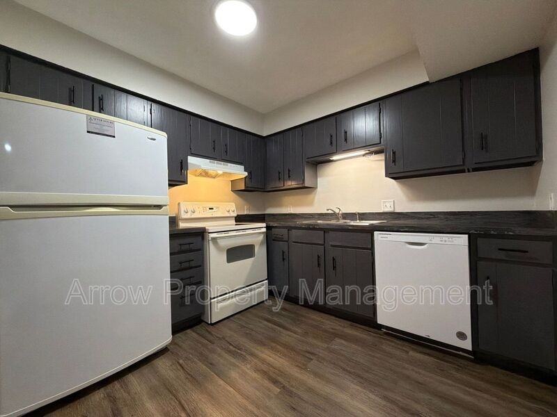 2512 R St #5 - Photo 4 of 8