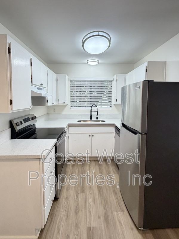 382 Acacia Ave - Photo 2 of 15