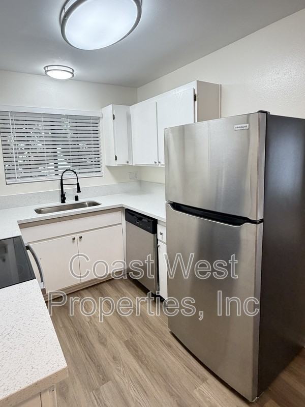 382 Acacia Ave - Photo 3 of 15