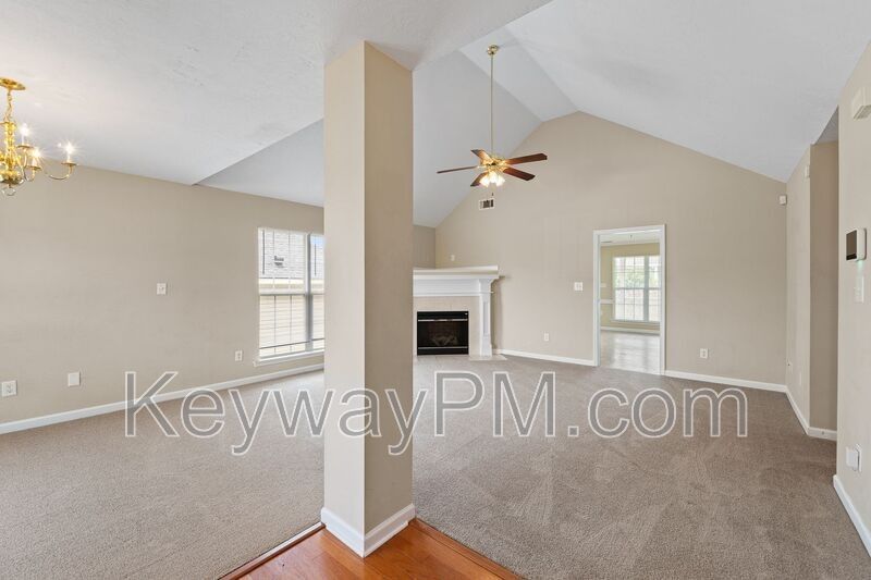 313 Elbrus Way - Photo 5 of 20