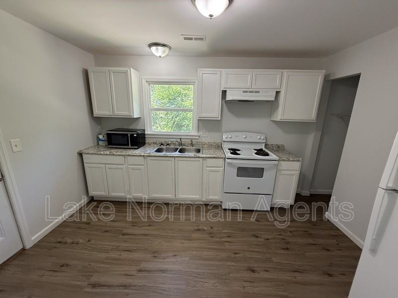 2320 Shade Tree St #1 - Photo 3 of 7