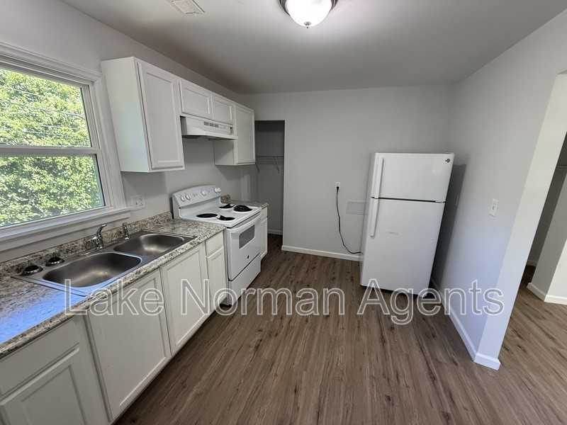 2320 Shade Tree St #1 - Photo 4 of 7