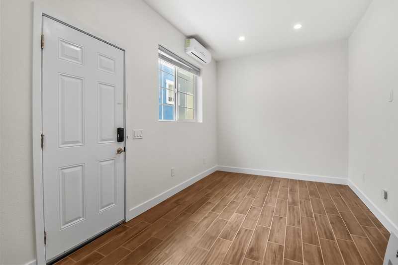 720 1/2 Queenstown Ct - Photo 3 of 37