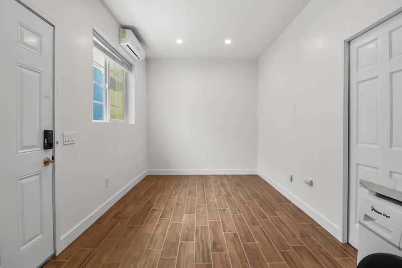 720 1/2 Queenstown Ct - Photo 4 of 37
