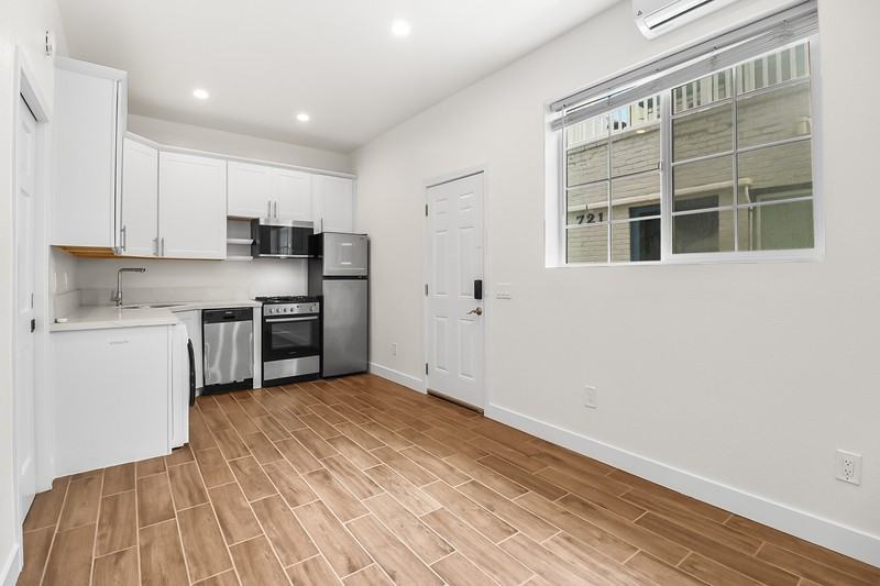 720 1/2 Queenstown Ct - Photo 6 of 37