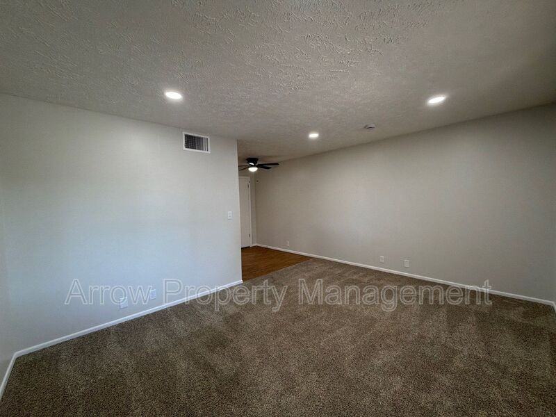 2338 Lynn St - Photo 3 of 8