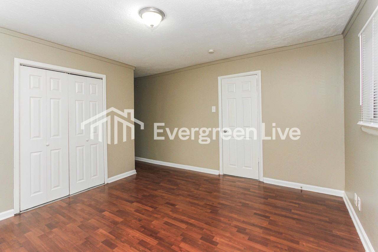 511 S Graham Ave - Photo 4 of 15
