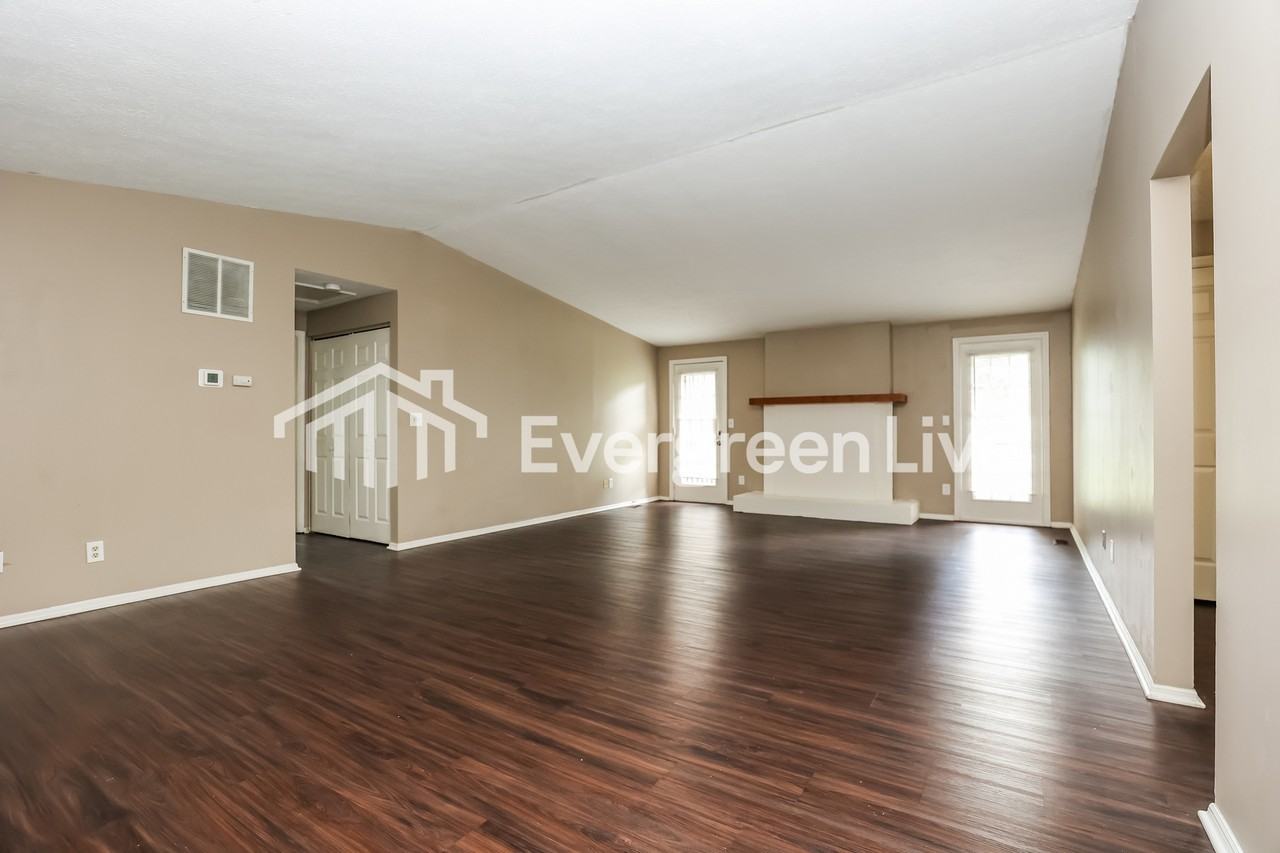 2925 Maureen Ct - Photo 3 of 15