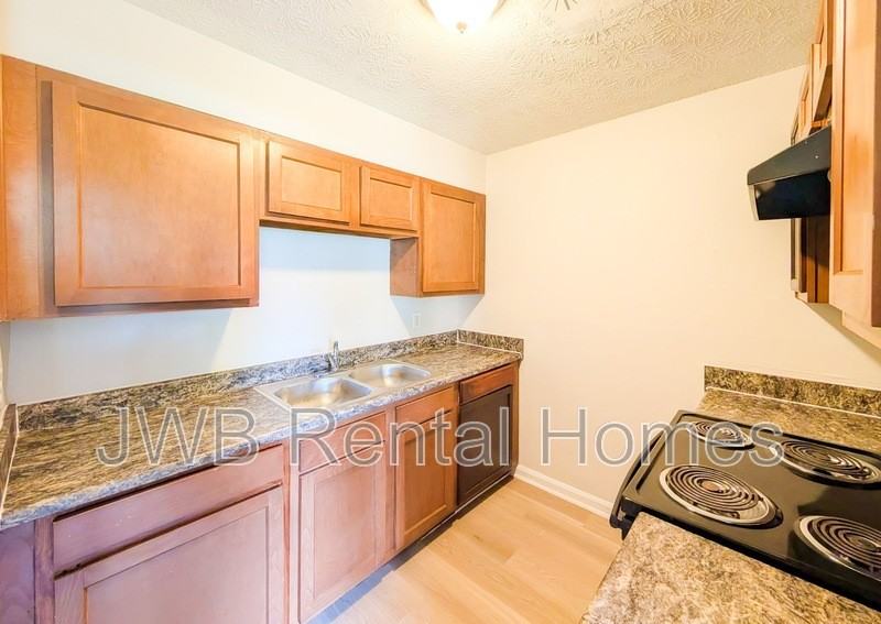 226 Spruce St - Photo 2 of 23