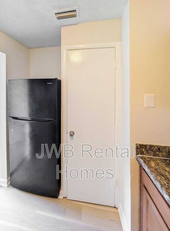 226 Spruce St - Photo 4 of 23