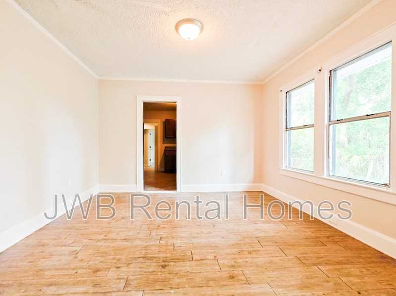 33 W 55th St - Photo 4 of 11