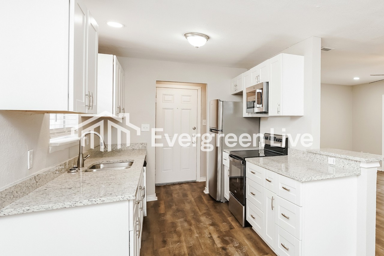 823 Johnnie Row - Photo 5 of 16