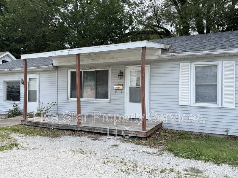1028 W Iles Ave - Photo 2 of 14