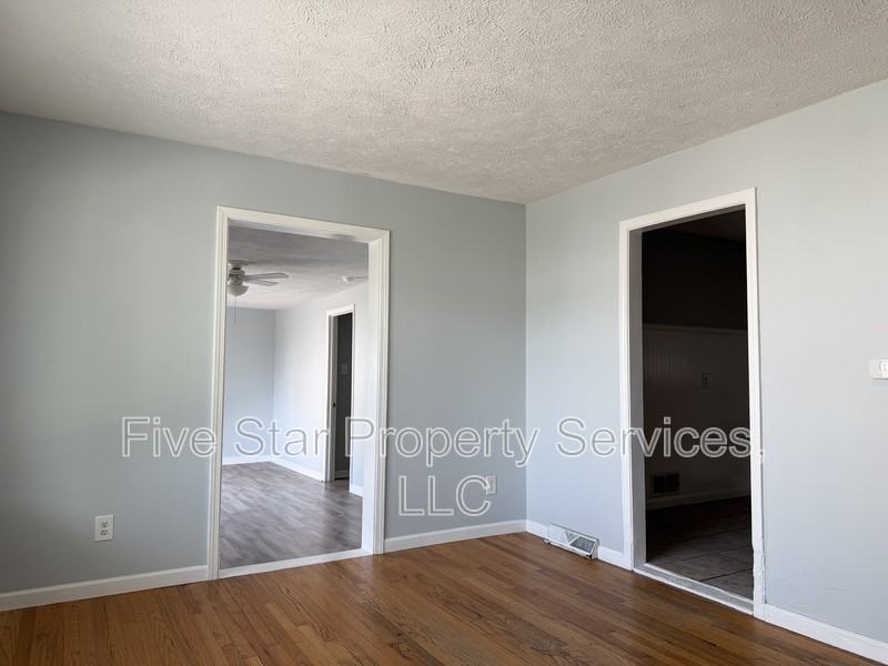 1028 W Iles Ave - Photo 3 of 14