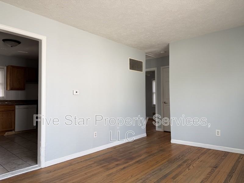 1028 W Iles Ave - Photo 4 of 14