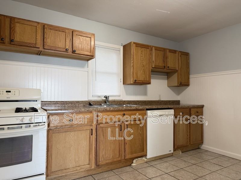 1028 W Iles Ave - Photo 5 of 14