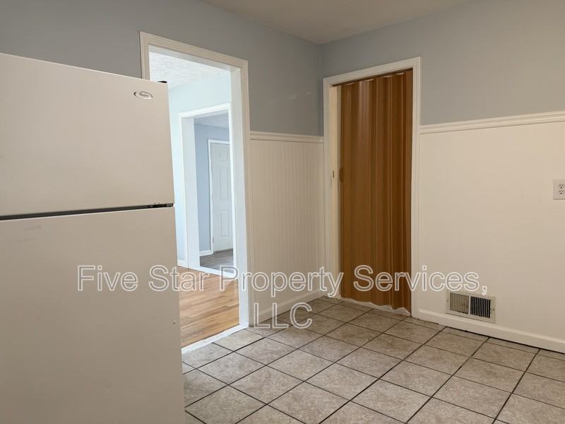 1028 W Iles Ave - Photo 6 of 14