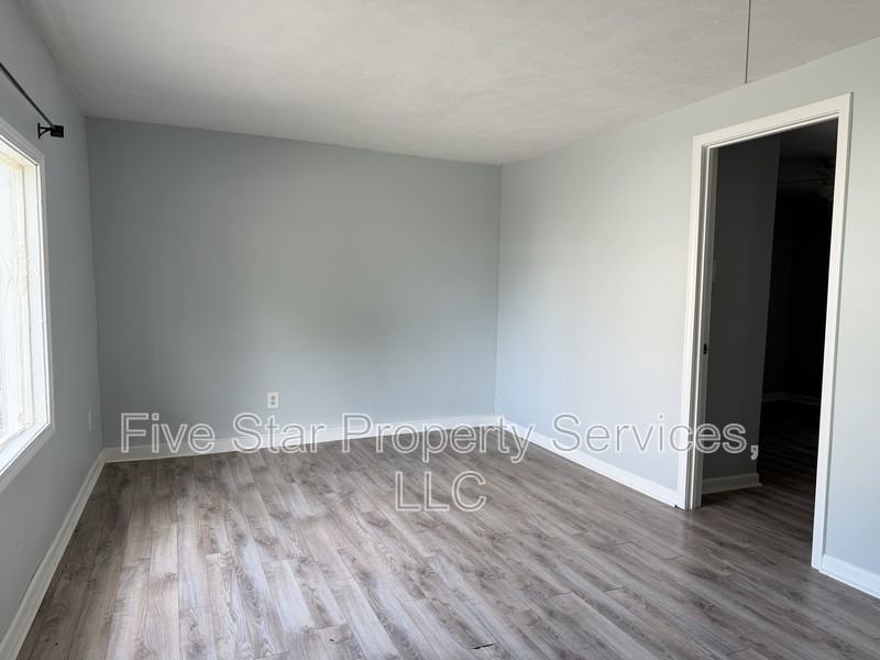 1028 W Iles Ave - Photo 7 of 14